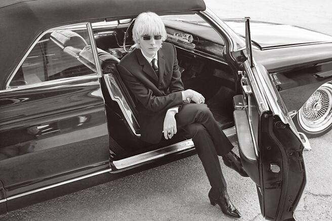 經典的加長型林肯禮車，藏有Celine男裝中重要的古典元素。                                          （Celine提供）