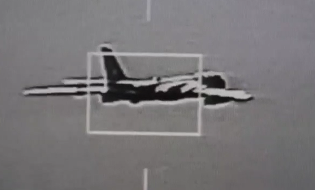 我方F-16V戰機使用最先進的AAQ-33「狙擊手莢艙」，標定殲轟6轟炸機的畫面。(國防部提供)