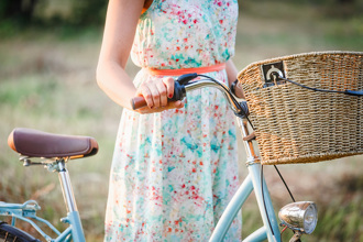 單車妹連身長裙被撕「上下全走光」 本尊出面要提告