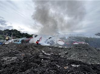 新竹芎林廢木材廠火警 連燒8天臭到爆！空勤救援因天候受阻