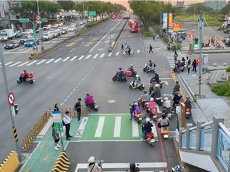 台中路口待轉格太小車外溢 騎士慘遭開單批搶錢
