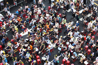 立法院外群聚「反黑箱」藍營美女發言人衝現場：心情複雜