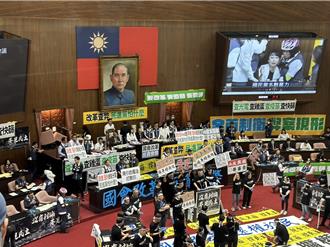 綠委換黑衣拿藍白拖敲桌「反黑箱、反擴權」  他糗喊「沒有黑箱」