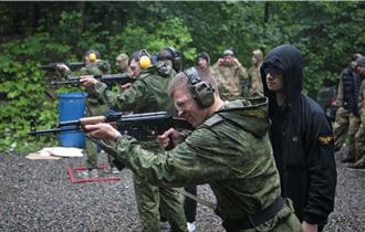 俄烏戰爭讓「課堂變靶場」 14歲俄少年學用AK-47