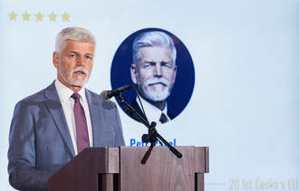 捷克總統騎BMW飆車摔 送醫觀察