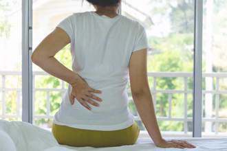 长期下背痛恐患僵直性脊椎炎 医曝6症状小心中镖