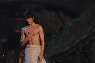 龔俊新戲上空練功腹肌塊塊分明 自評身材：可以啊