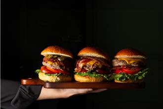 528國際漢堡日！台北萬豪漢堡、生啤買1送1  君悅酒店龍蝦堡開吃