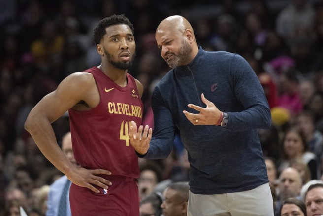 米契尔(左)早已丧失对比克斯塔夫的信心。(美联社资料照)