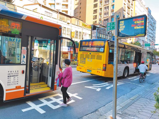 女网友分享日前自己遇到的搭公车暖事，引发热烈讨论。(示意图，资料照／叶书宏摄)