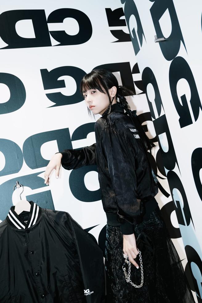 歌手163 braces以全黑造型，展现甜酷风。（形上娱乐提供）
