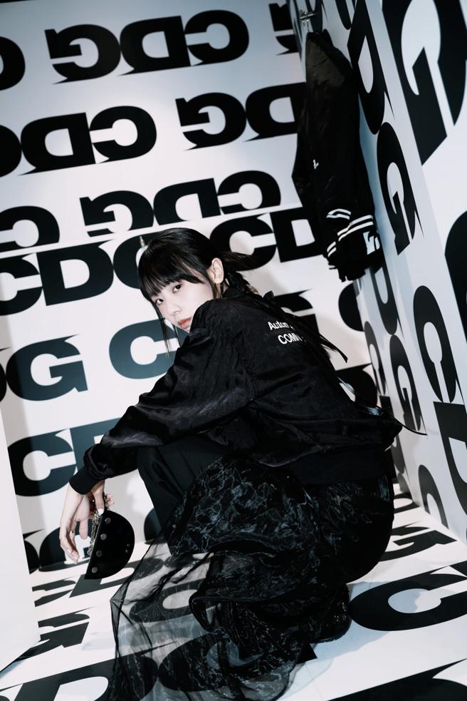 歌手163 braces以全黑造型，展现甜酷风。（形上娱乐提供）