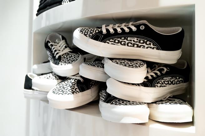 CDGxVANS联名款黑色帆布鞋，5180元。（喜事集团提供）