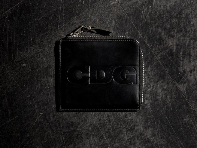 CDGCDGCDG LOGO刻印拉炼短夹，4280元。（喜事集团提供）