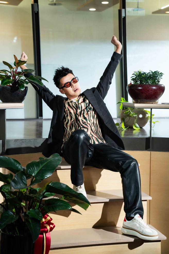 屁孩Ryan说自己可歌可演可主持 ，不设限自己只能做什么样的工作。（服装/Allsaints、墨镜/Ray Ban、鞋/Onitsuka Tiger、摄影/石智中）