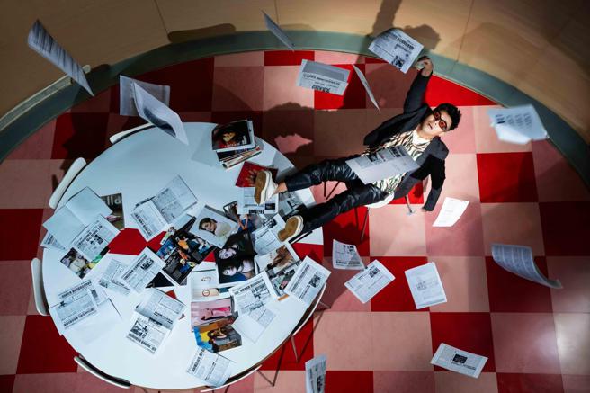 饶舌歌手屁孩Ryan毕业于北艺大戏剧系，其实一开始是憧憬演员，后接触饶舌后「晕船」爱上饶舌开启星途。（服装/Allsaints、墨镜/Ray Ban、鞋/Onitsuka Tiger、摄影/石智中）