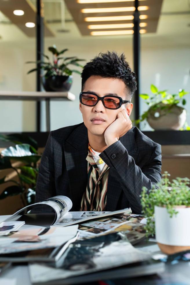 毕业后就成为歌手的屁孩Ryan，日常与一般大眾有所差距，曾苦恼无法与听眾产生共鸣，因此平时会透过与人聊天、观察路人产生灵感。（服装/Allsaints、墨镜/Ray Ban、鞋/Onitsuka Tiger、摄影/石智中）