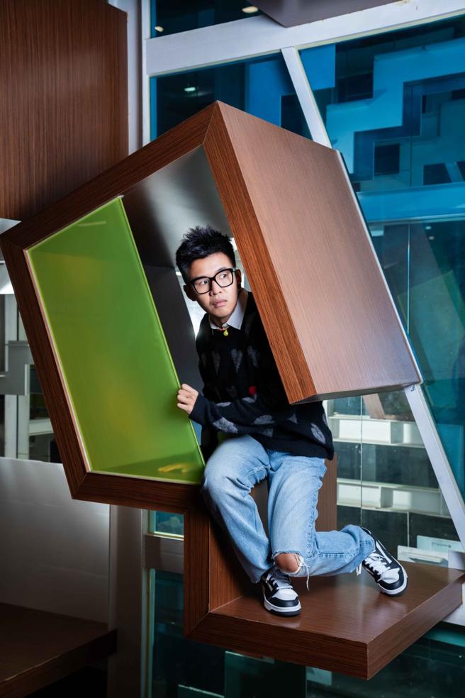 屁孩Ryan表示时尚和演戏很像，最重要的是否与服装有「连结」，是否心中认同你穿上这套是帅的、是屌的。（服装/Allsaints、眼镜/OLIVER PEOPLES、摄影/石智中）