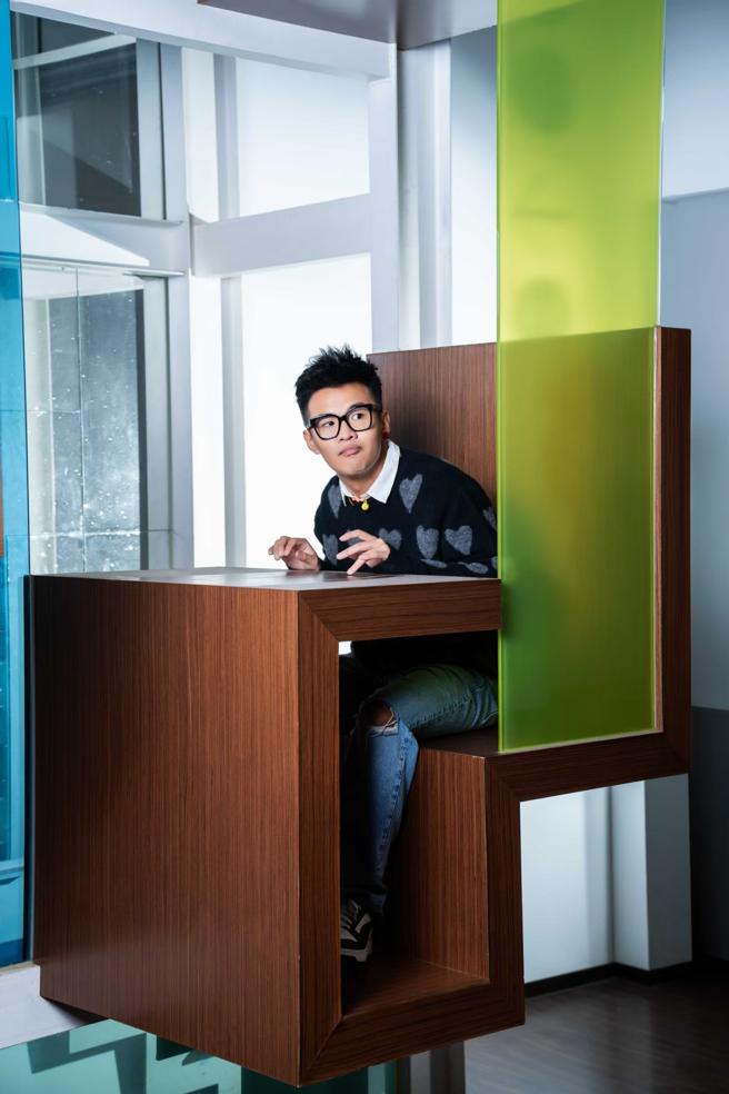 屁孩Ryan直言，这套服装太乖，比较不像是他平时私服会穿的风格，但他后来想一些情境来融入服装当中。（服装/Allsaints、眼镜/OLIVER PEOPLES、摄影/石智中）