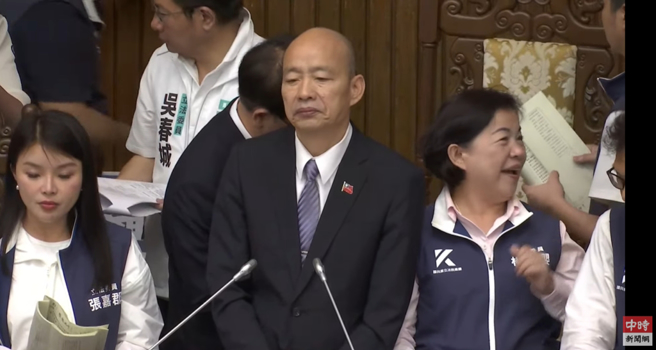 立法院21日續審藍白國會改革法案，立法院長韓國瑜宣布逐條處理各黨團所提修正動議。（圖取自中時新聞網直播）