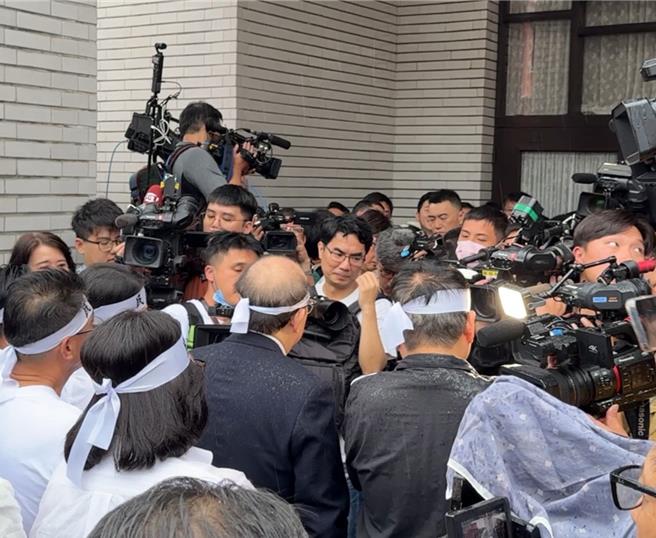 藍綠雙方在議場前用口號互嗆。（李奇叡攝）