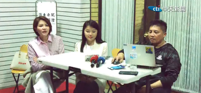 国民党立委陈菁徽、吴宗宪和张嘉郡昨晚驻守议场大门，三人也趁机大吐苦水。(截自中天新闻)