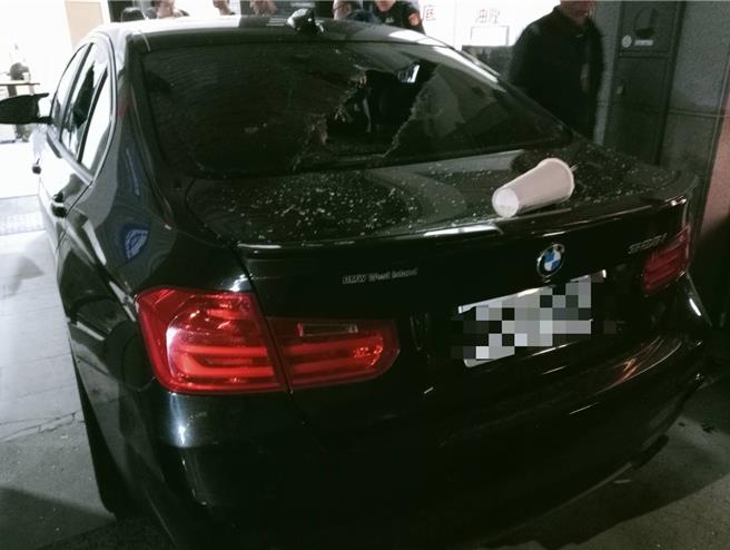 陈男昨（23日）晚持棍报到黄男家理论，并持棍棒猛砸对方的BMW泄愤。（高市凤山分局提供／杨舒婷高雄传真）