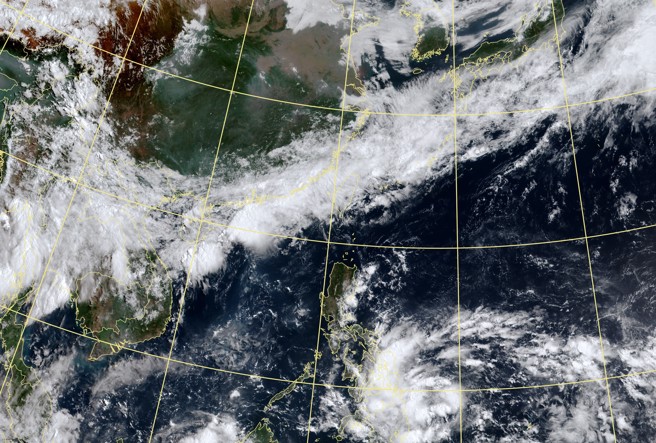 今年首颱艾维尼最快今晚生成，下周一、二距离台湾最近，对台湾直接影响不大，不过可能让后续梅雨锋面的位置持续停留在台湾附近。（中央气象署提供）