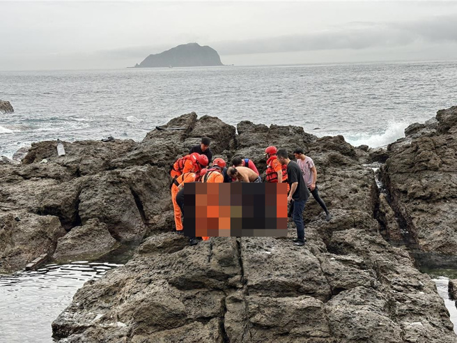 基隆一名潜水客周男23日于潮境公园掩埋场附近潜水后失联，消防局至现场搜救，但因风浪相当大，改採岸边搜索，并出动空拍机协助，至今晨不幸发现周男遗体。（翻摄画面／徐佑升基隆传真）
