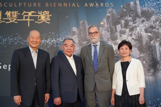 第七屆麗寶國際雕塑雙年獎徵件記者會合照＿黃昆輝教授基金會董事長黃昆輝(左起)、麗寶集團董事長吳寶田、義大利經濟貿易文化推廣辦事處代表紀大為、麗寶文化藝術基金會執行長吳秋賢。(主辦單位提供)