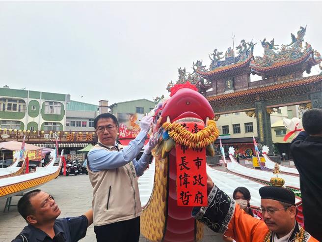 台南市长黄伟哲今天为龙舟开光点睛。（体育局提供／曹婷婷台南传真）