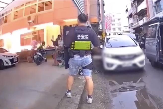 台中市刑大会同维安特勤队，利用破窗丢掷震撼弹攻坚，在雾峰区民宅逮捕李姓毒贩及4名毒虫，查扣各式毒品。（警方提供／王煌忠台中传真）