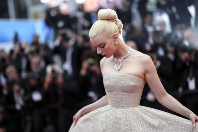 安雅泰勒乔伊穿DIOR礼服搭配Tiffany & Co.珠宝走红毯，仙气飘飘。（美联社）