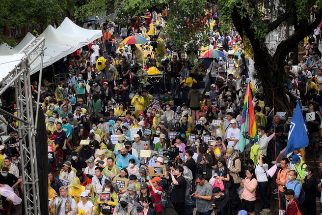 台湾公民阵线、公投护台湾联盟、经济民主连合、台湾人权促进会、地球公民基金会等超过四十个团体联合举办「国会滥权，民主倒退，公民抢救，立院集结」行动，24日再次集结，一早9点会场已陆续有民眾入场关注。（邓博仁摄）
