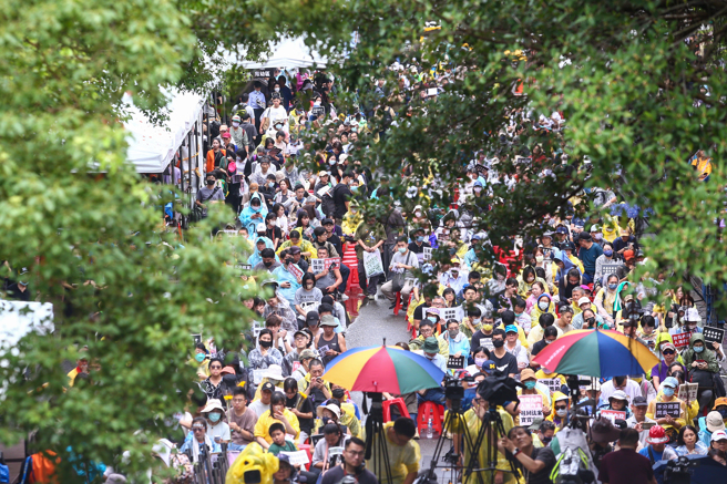 台湾公民阵线、公投护台湾联盟、经济民主连合、台湾人权促进会、地球公民基金会等超过四十个团体联合举办「国会滥权，民主倒退，公民抢救，立院集结」行动，24日再次集结，儘管偶有细雨纷飞，但是多数群眾仍然选择冒雨前来。（邓博仁摄）