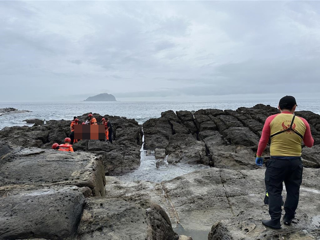 基隆一名潜水客周男23日于潮境公园掩埋场附近潜水后失联，消防局至现场搜救，但因风浪相当大，改採岸边搜索，并出动空拍机协助，至今晨不幸发现周男遗体。（翻摄画面／徐佑升基隆传真）