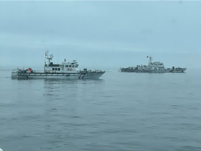 2艘大陆海警船以编队方式航入我国限制水域，24日海巡署部署巡防艇全程对应驱离。（海巡署提供）