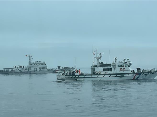 大陆海警「14509」、「14607」等2艘编队，以近10节高速朝马祖东引水域航行。（海巡署提供）