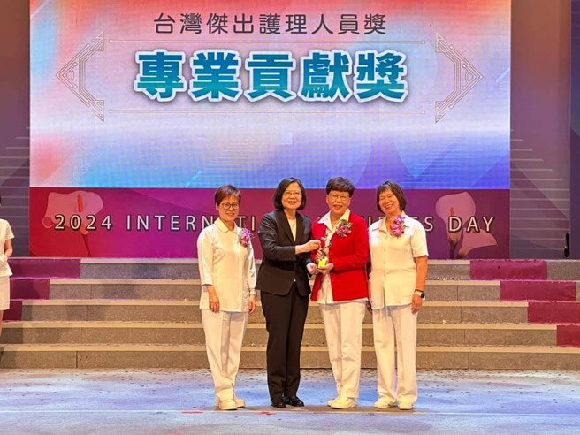 胡瑞桃督导（右2）荣获2024年台湾杰出护理人员奖-专业贡献奖，由蔡英文总统（左2）亲自颁奖。左1为台湾护理学会理事长廖美南。（图／基隆长庚医院提供）