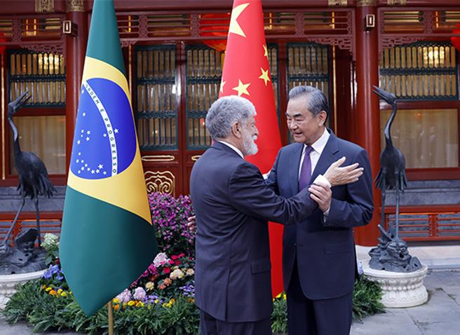 中共中央外办主任王毅23日在北京与巴西总统鲁拉特别顾问阿摩林（Celso Amorim）举行会谈。（摘自大陆外交部官网）