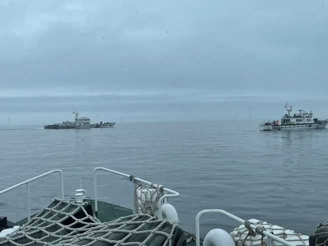 中共海警船24日上午再度编队同步侵扰金马离岛之东引与乌坵水域，海巡署机先部署巡防艇全程对应驱离。( 图／海巡署提供 )