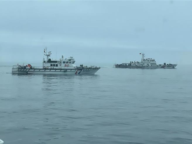 中共海警船24日上午再度编队同步侵扰金马离岛之东引与乌坵水域，海巡署机先部署巡防艇全程对应驱离。( 图／海巡署提供 )