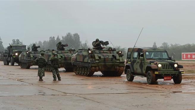 金防部海龙快艇、两栖部队、CM21装甲车及金西守备大队也相继执行例行性部队机动演练。( 图／民眾提供 )