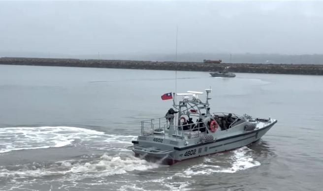 金防部海龙快艇、两栖部队、CM21装甲车及金西守备大队也相继执行例行性部队机动演练。( 图／民眾提供 )