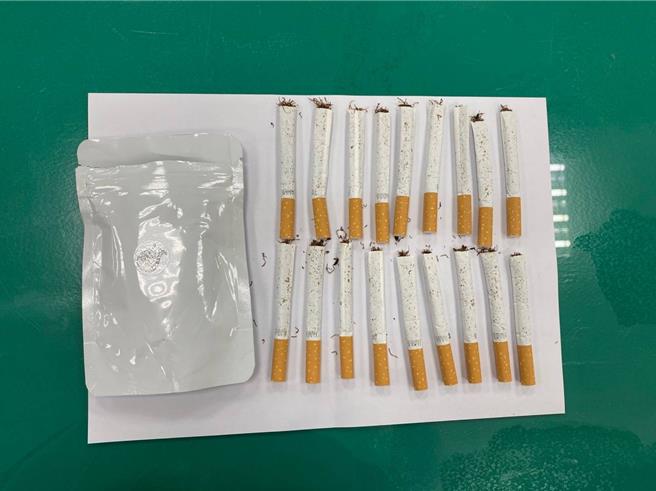 员警在萧姓男子外套口袋发现一包毒品彩虹菸。（桃园警分局提供）