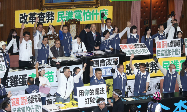 立法院24日院会继续处理国会改革法案，国民党与民眾党再度在举手表决中，以人数优势逐条通过提案。（姚志平摄）