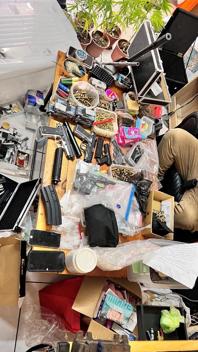 彰化县警察局破获一起以林姓通缉犯为首的地下兵工厂，在林男等人租处查获满桌各式枪械、子弹及改造工具等证物。（警方提供／叶静美彰化传真）