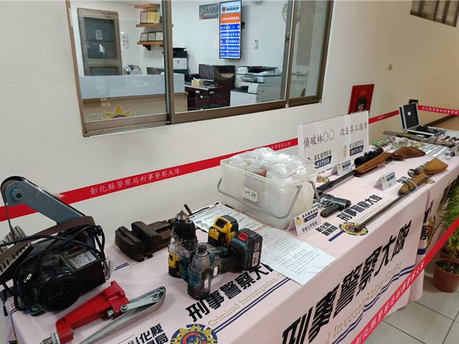 彰化县警察局破获以林姓通缉犯为首的地下兵工厂，查扣各式枪械4支、子弹及霰弹219颗、改造工具1批、海洛因、安非他命及大麻植栽等毒品。（叶静美摄）