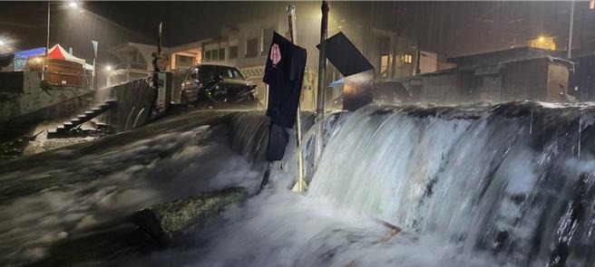 民眾23日深夜拍下兰屿雨势。（读者提供／蔡旻妤台东传真）