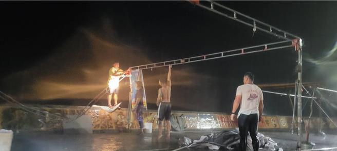 民眾23日深夜拍下兰屿雨势。（读者提供／蔡旻妤台东传真）